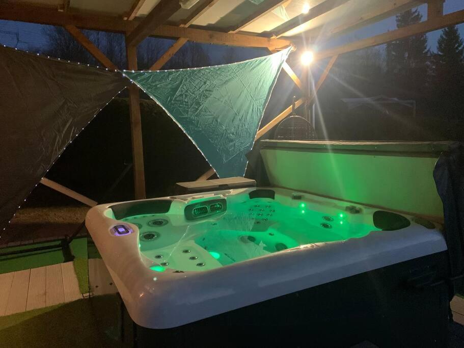 Chalet 2 Personnes Avec Jacuzzi Et Piscine Saisonniere Partagee Corcieux Exterior photo
