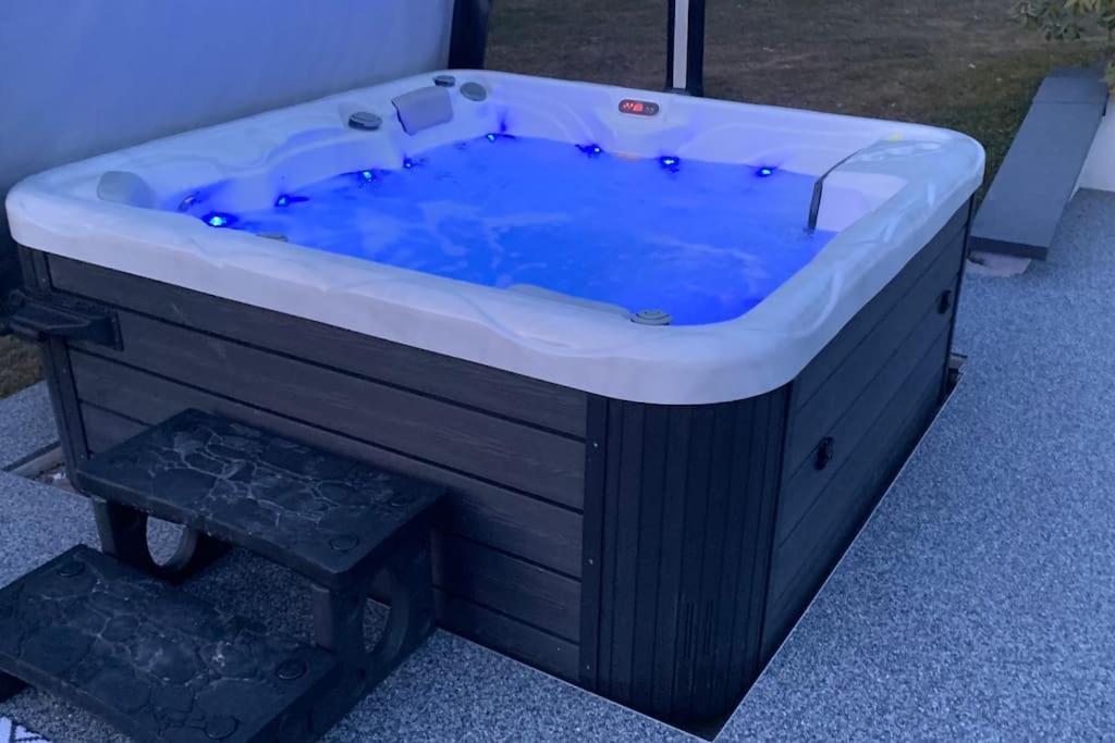 Chalet 2 Personnes Avec Jacuzzi Et Piscine Saisonniere Partagee Corcieux Exterior photo