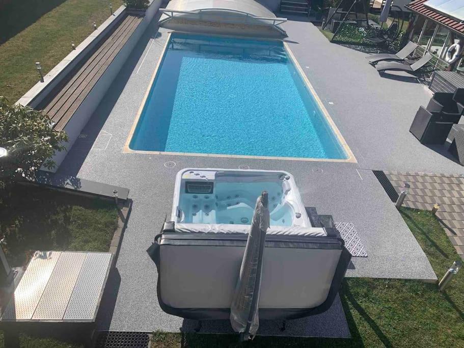 Chalet 2 Personnes Avec Jacuzzi Et Piscine Saisonniere Partagee Corcieux Exterior photo